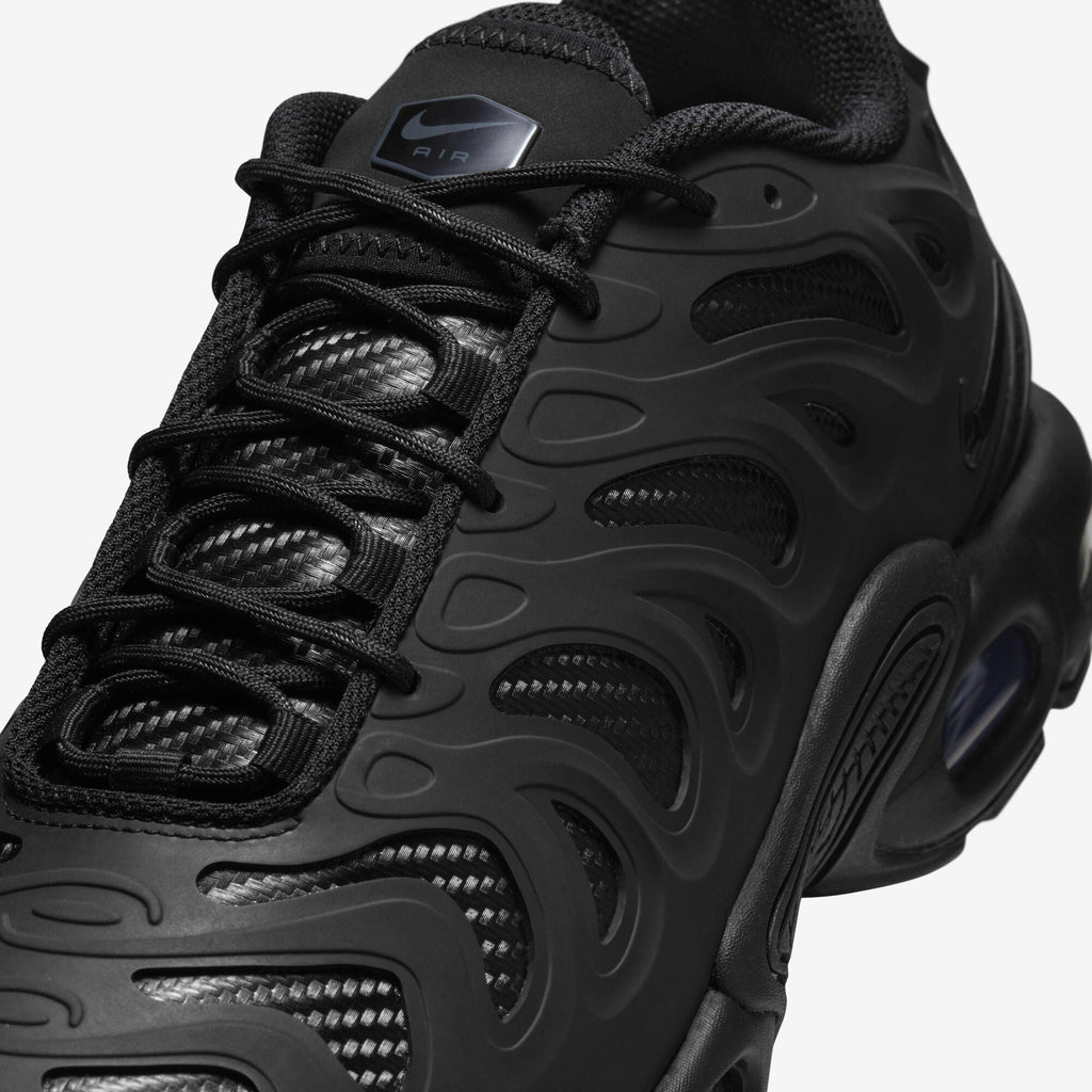 Nike TN Drift Triple Black detalj gornjišta, pertli i crne konstrukcije